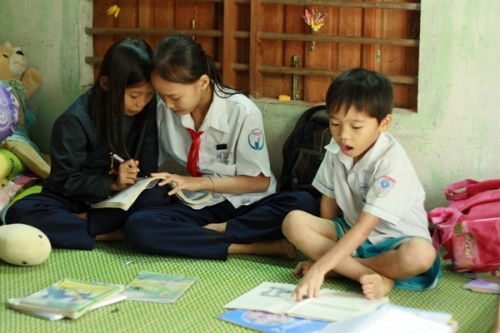 “Cô giáo” Duyên giúp hai em học hành để có tương lai tươi sáng. 
