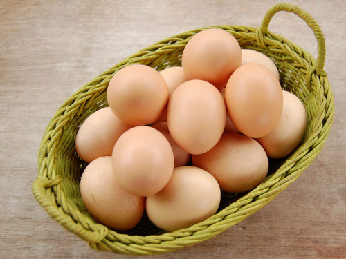 Trứng là loại thực phẩm giá rẻ nhưng lại dồi dào dưỡng chất như protein, choline – rất quan trọng cho sự phát triển trí não của thai nhi và giảm nguy cơ khuyết tật ống thần kinh
