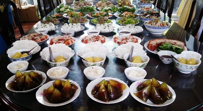 178-1 Mâm cúng Tết Đoan ngọ tùy theo mỗi gia đình nhưng không thể thiếu bánh ú tro, cơm rượu, trái cây