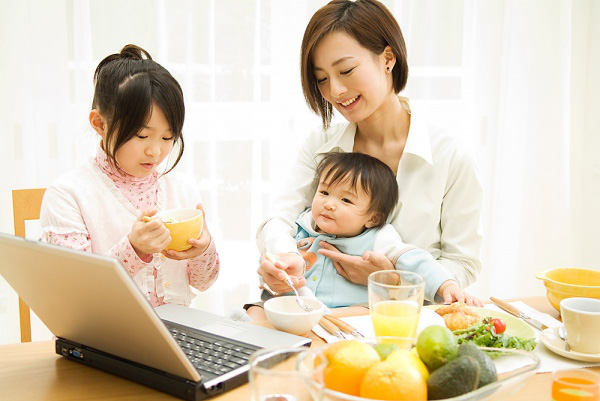 bo-me-ep-con-an-loi-it-hai-nhieu Bố mẹ không nên bỏ dỡ chuyện ăn uống của con, tập cho bé có hành vi ăn uống tốt