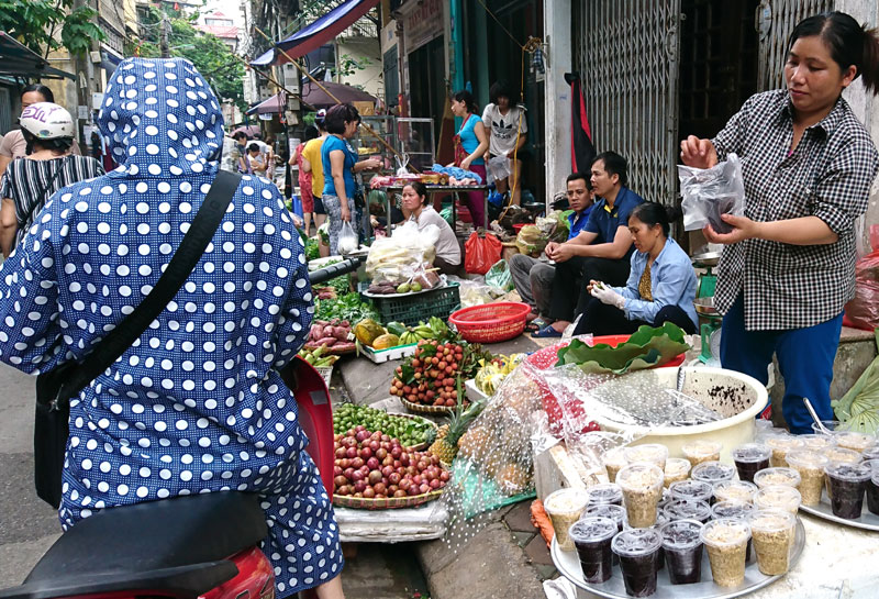 ngo3 Khá đông người mua cái rượu vào sáng sớm ngày Tết Đoan ngọ.