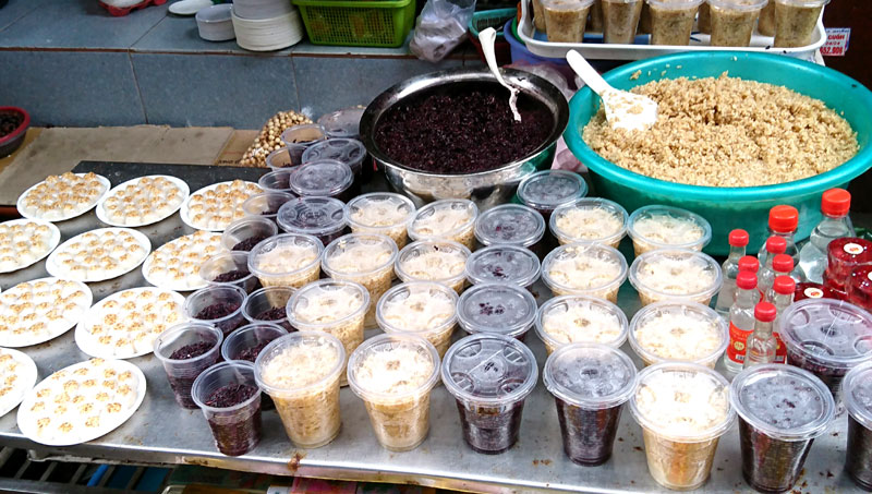 ngo4 Nhiều người có nhu cầu mua cả bánh trôi, bánh chay cúng Tết Đoan ngọ nên chợ nào cũng có bán phụ vụ nhu cầu.